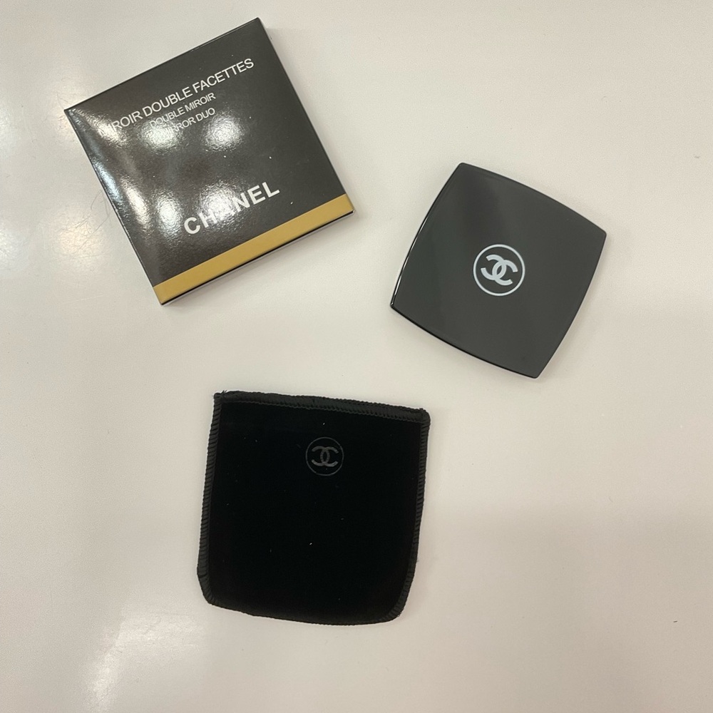 NIB CHANEL Beauty Black Compact Mirror with Black Pouch - Picture 2 of 3